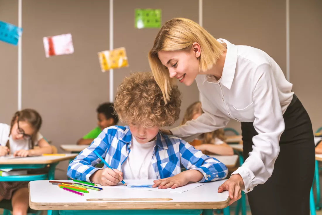 teacher-teaching-student-classroom