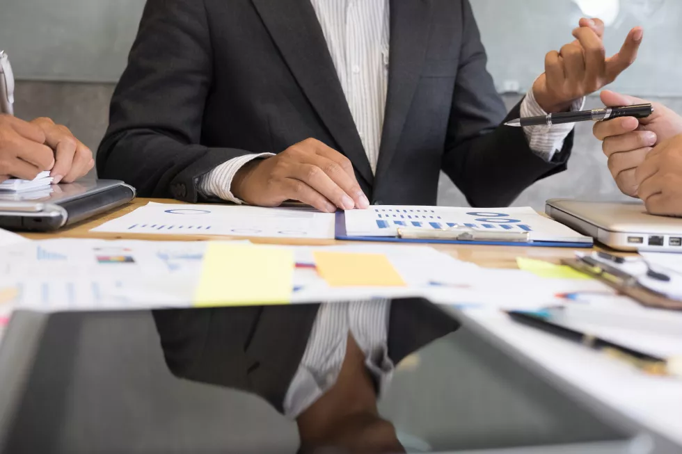 midsection-man-with-umbrella-table