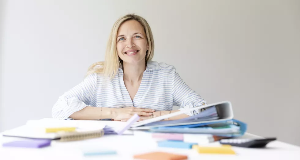 portrait-smiling-young-woman-sitting-table
