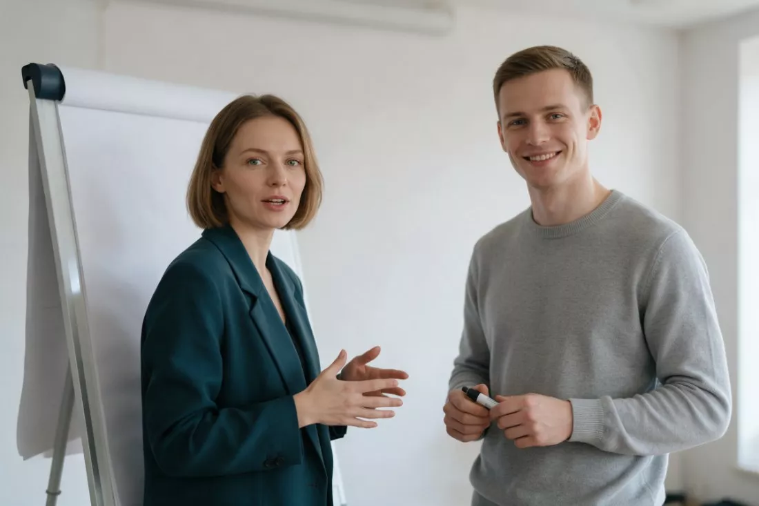 trenerka rozmawia z uczestnikiem szkolenia