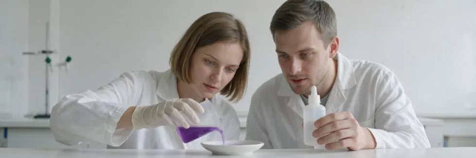 nauczyciele chemii przygotowują doświadczenie