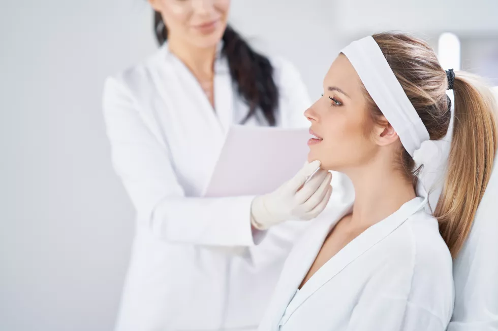 scene-medical-cosmetology-treatments-botox-injection