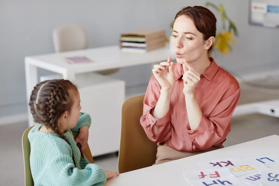 english-teacher-teaching-pronunciate-words