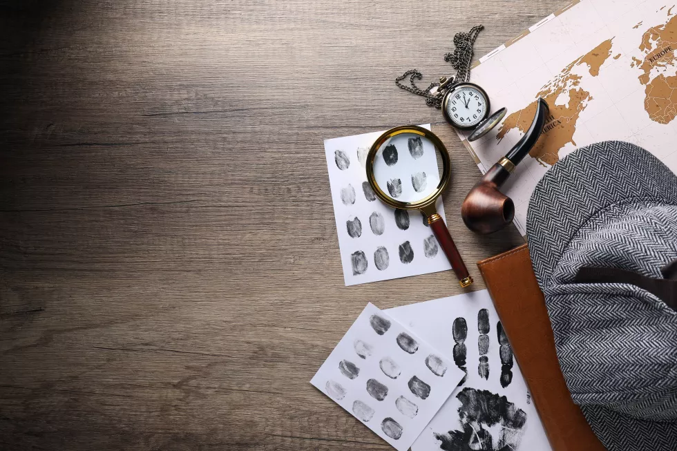 magnifying-glass-with-fingerprints-map-hat
