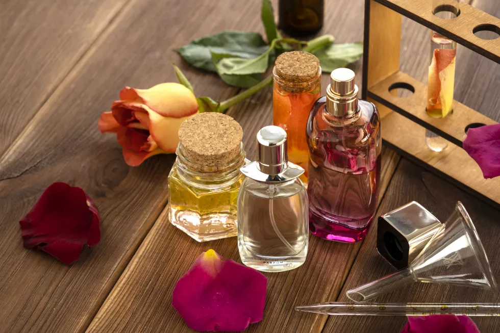 preparation-perfumes-from-natural-ingredients-aromatherapy-fresh-flowers-chemical-flasks-test-tubes