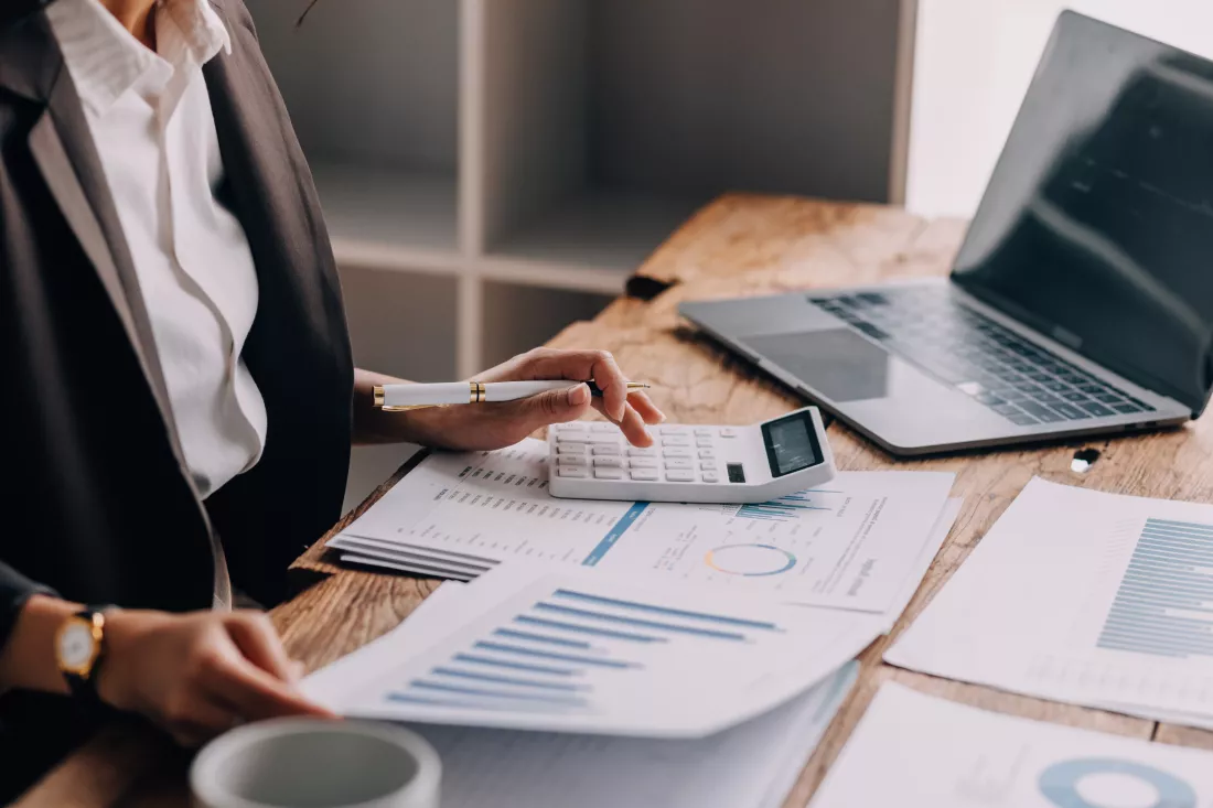 intelligence-analysis-concept-group-business-people-brainstorm-discussing-current-finance-economy-company-investment-laptop-meeting