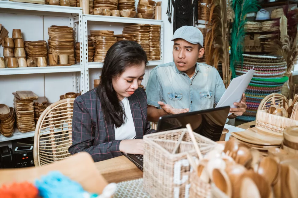 shop-owner-was-disappointed-with-female-secretary-who-made-mistake-office