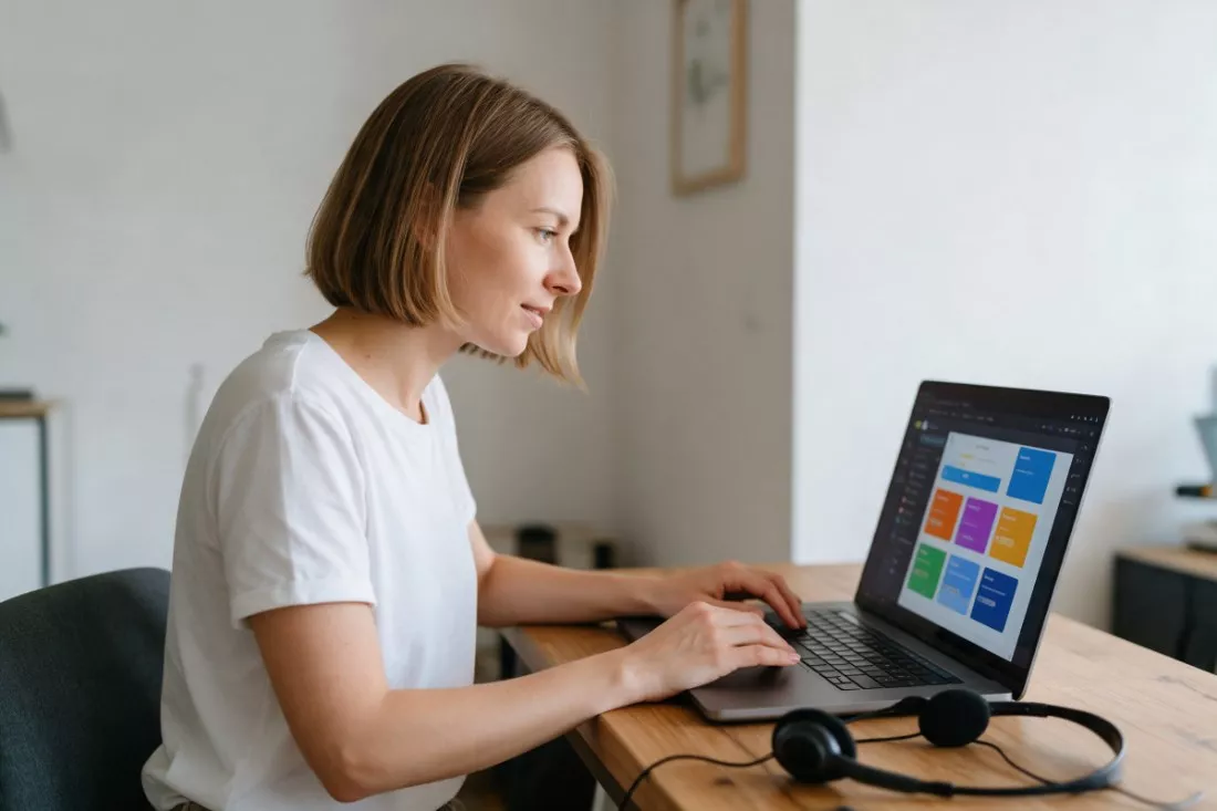 projektantka kursu online przy laptopie