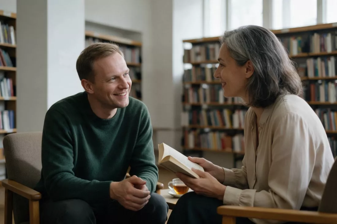 bibliotekarz rozmawia z czytelniczką o książce