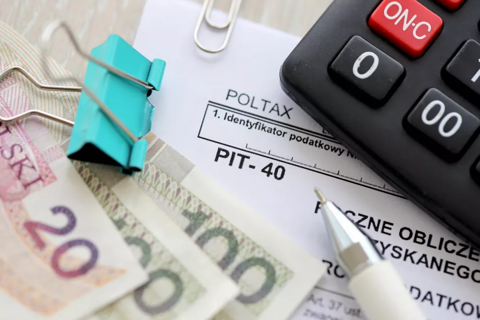 annual-calculation-tax-income-obtained-by-taxpayer-pit-tax-forms-accountant-table-with