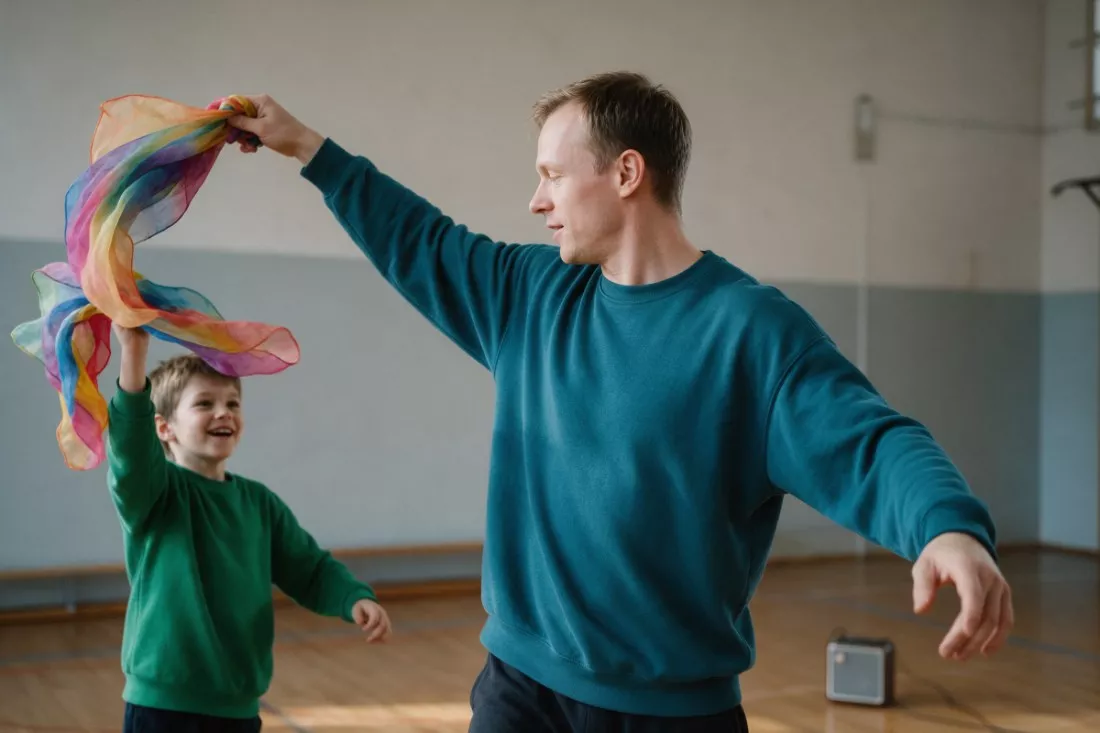 choreoterapeuta tańczy z chłopcem z chustami