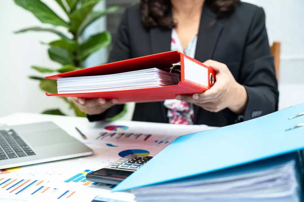 midsection-businessman-working-table-2