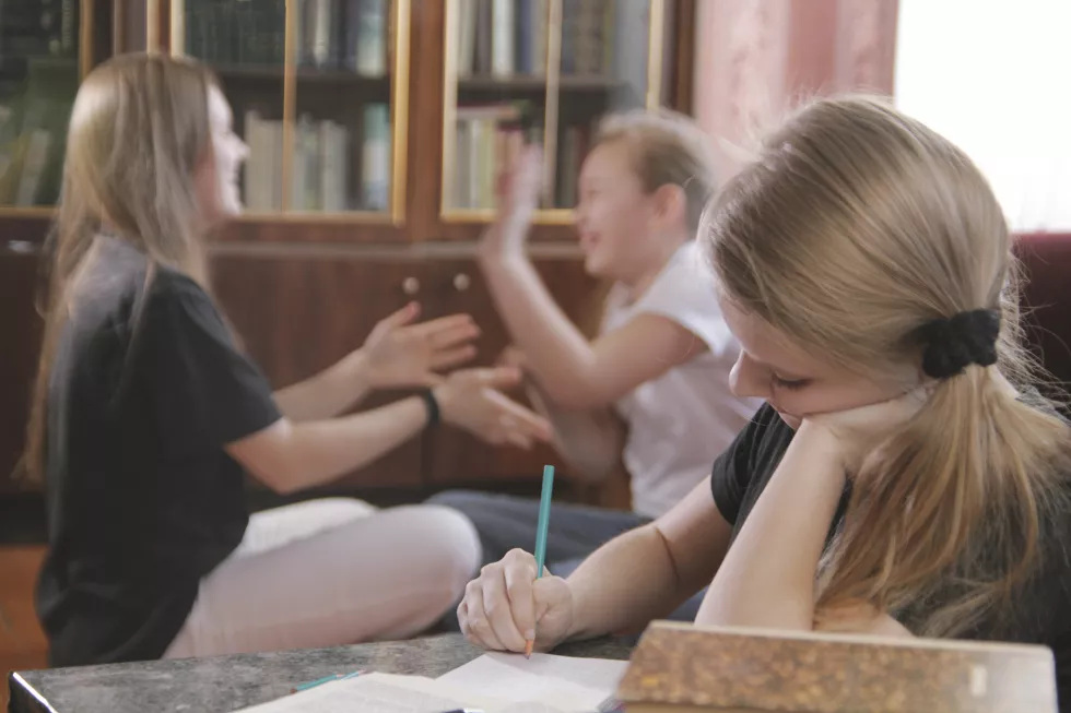 girls-teenagers-plays-prevent-lessons