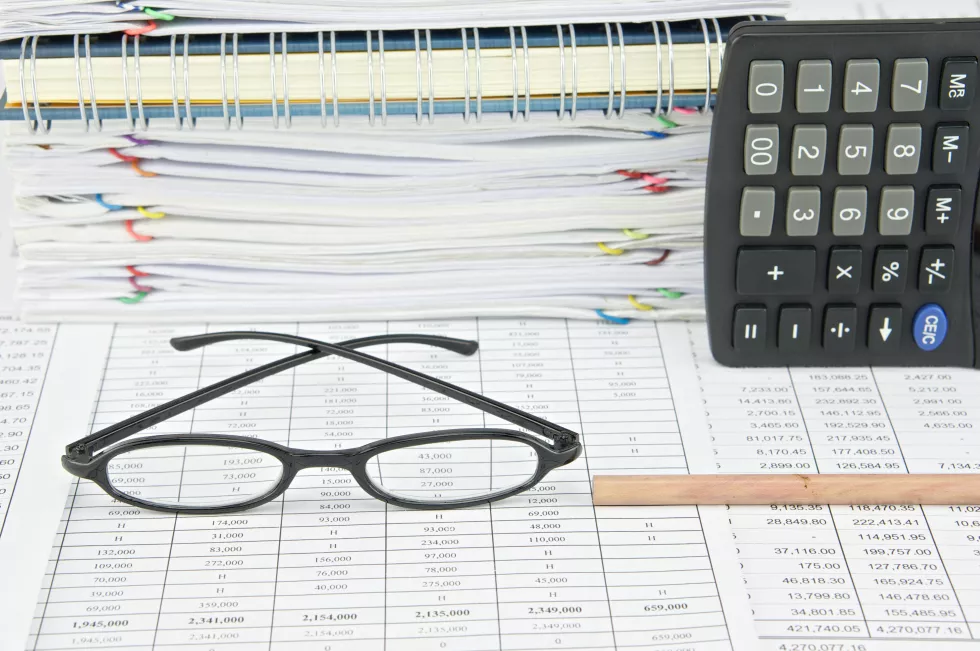 close-up-calculator-eyeglasses-documents