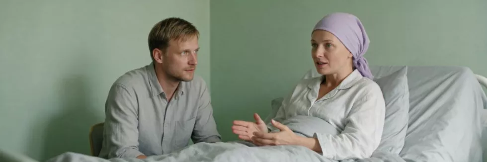 psycholog przy łóżku pacjentki onkologicznej
