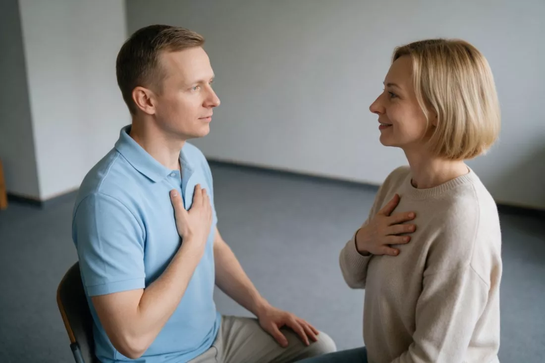 terapeuta uczy pacjentkę ćwiczeń oddechowych