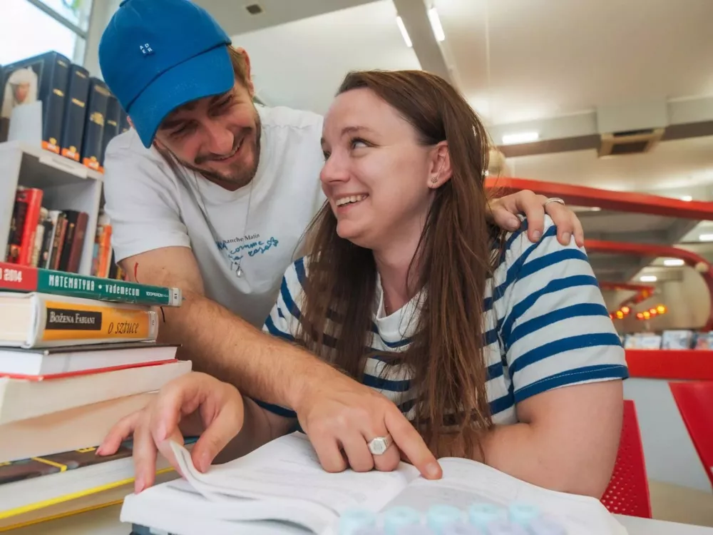 Maturzyści uczą się razem przy stole w bibliotece