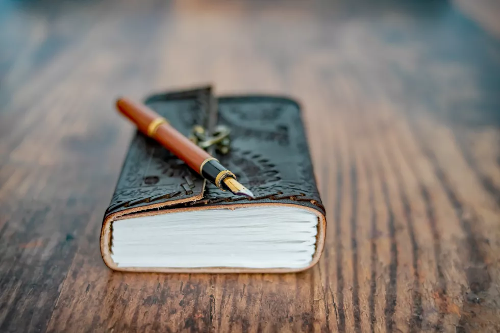 high-angle-view-fountain-pen-leather-bound-book
