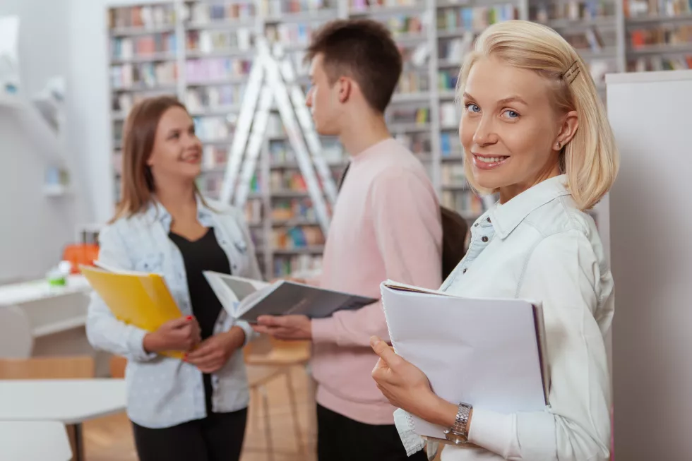 college-friends-library-together