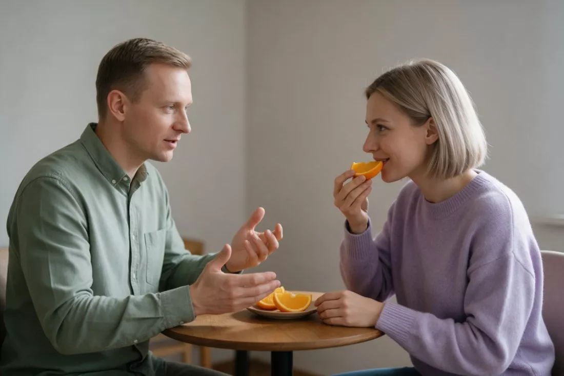 psychodietetyk prowadzi ćwiczenie uważnego jedzenia