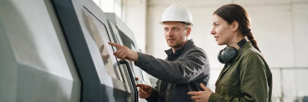 specjalista BHP rozmawia z operatorką maszyny