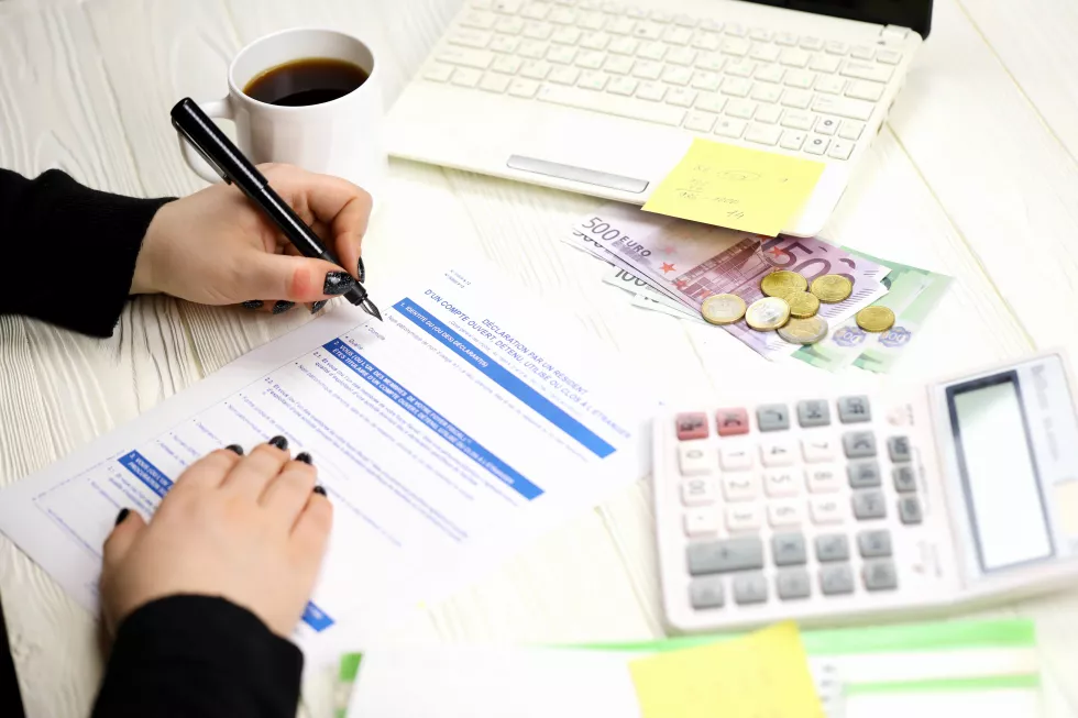 accountant-fill-french-tax-form-declaration-by-resident-account-opened-held-used-closed