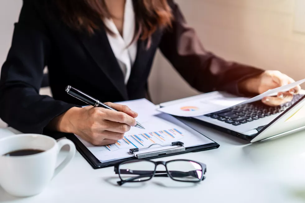 businesswoman-working-desk-office-with-computer-marketing-graph-statistics-analysis