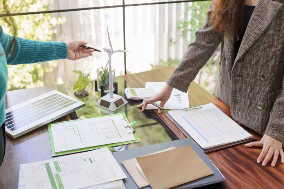 solar-panels-green-energy-business-people-working-green-eco-friendly-office-business-meeting-creative-ideas-business-eco-friendly-professional-teaching-corporate-people-sustainable-electricity