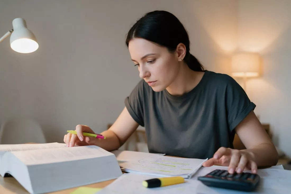 mloda-kobieta-uczy-sie-do-egzaminow-z-rachunkowosci