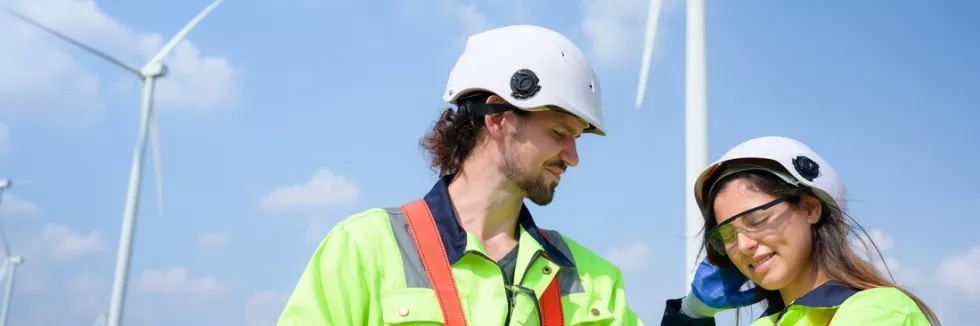 energetyka-wiatrowa-onshore-offshore-inzynier-i-inzynierka-z-planem-na-farmie