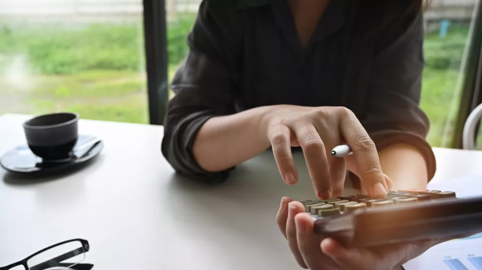 businesswoman-working-using-calculator