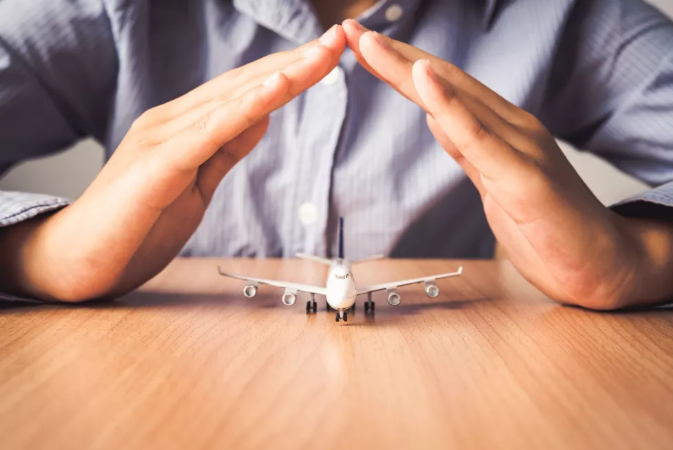 hand-protecting-icon-plane-insurance-travel