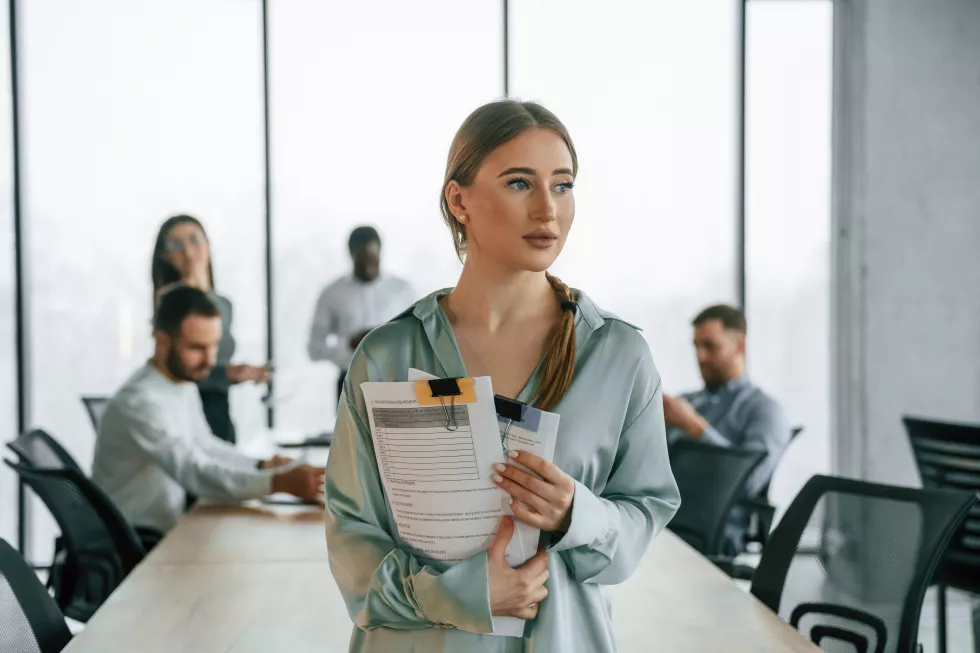 beautiful-young-woman-is-standing-if-from-her-colleagues-team-office-workers-are-together