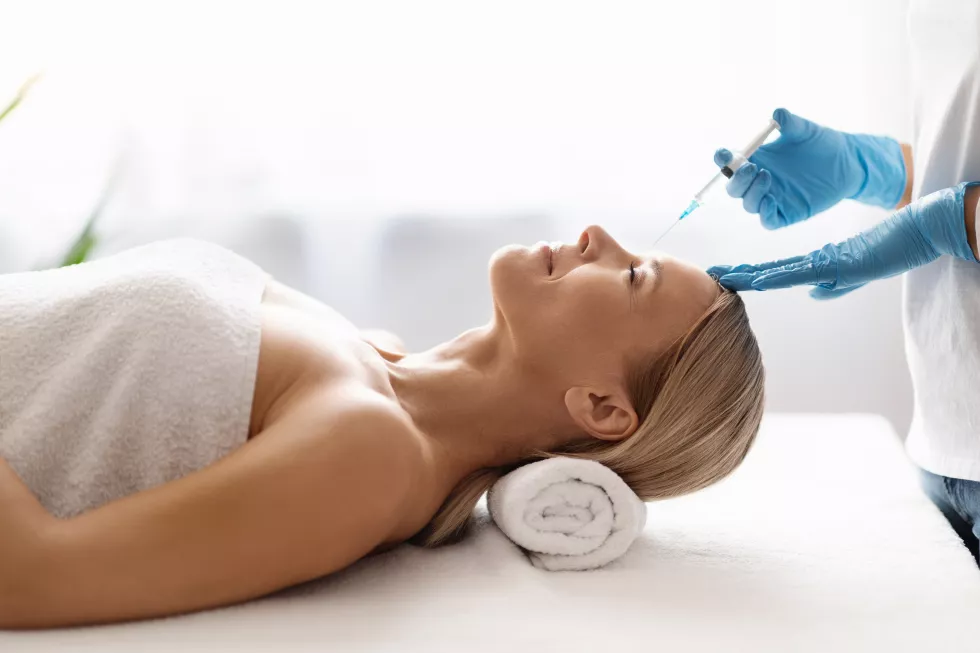 injection-cosmetology-doctor-making-beauty-shot-forehead-middle-aged-woman