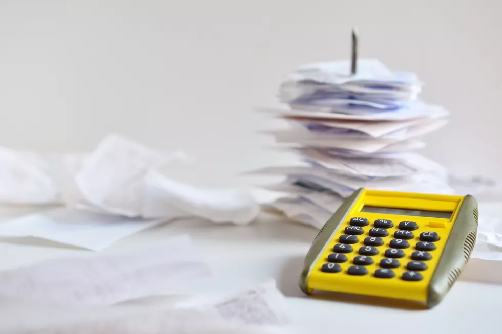 close-up-bills-calculator-table