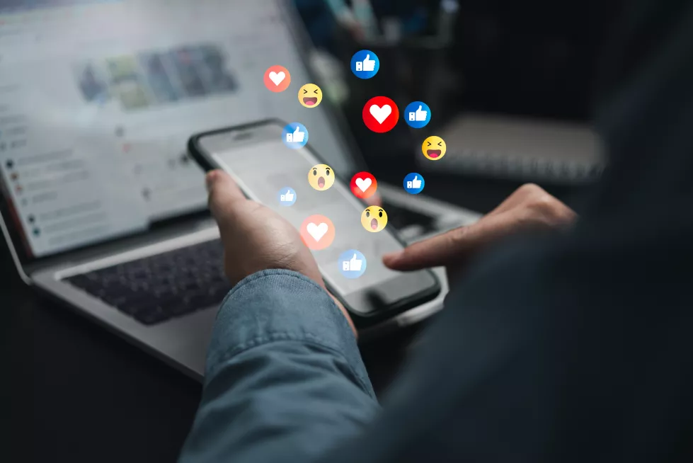 businessman-using-smart-phone-social-media-digital-online-marketing-concept