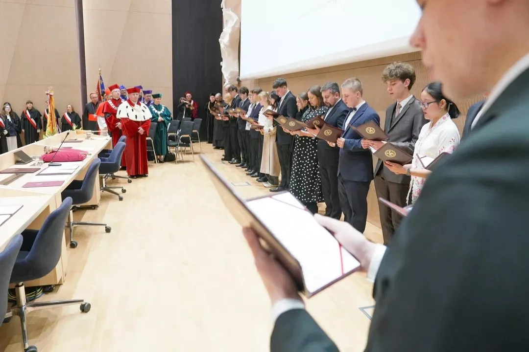 Studenci pierwszego roku składają ślubowanie podczas immatrykulacji w auli UPJPII