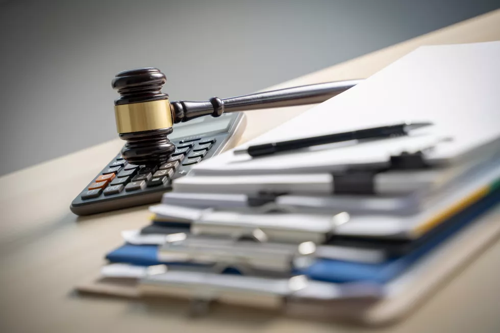 stack-books-hammer-with-calculator-table-courthouse