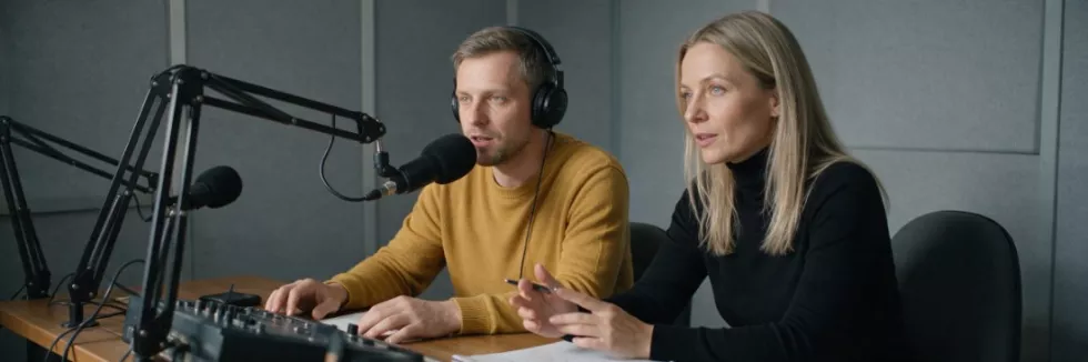 prowadzący i szefowa stacji w studiu radiowym