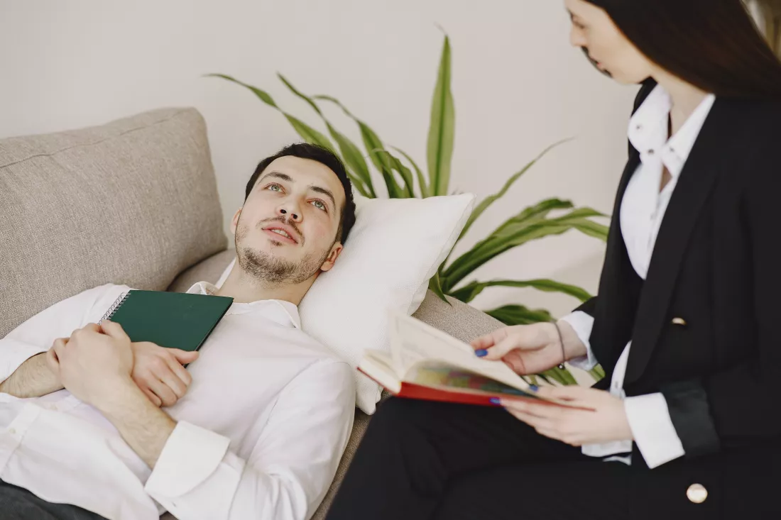 mezczyzna-siedzi-w-biurze-psychologa-i-rozmawia-o-problemach