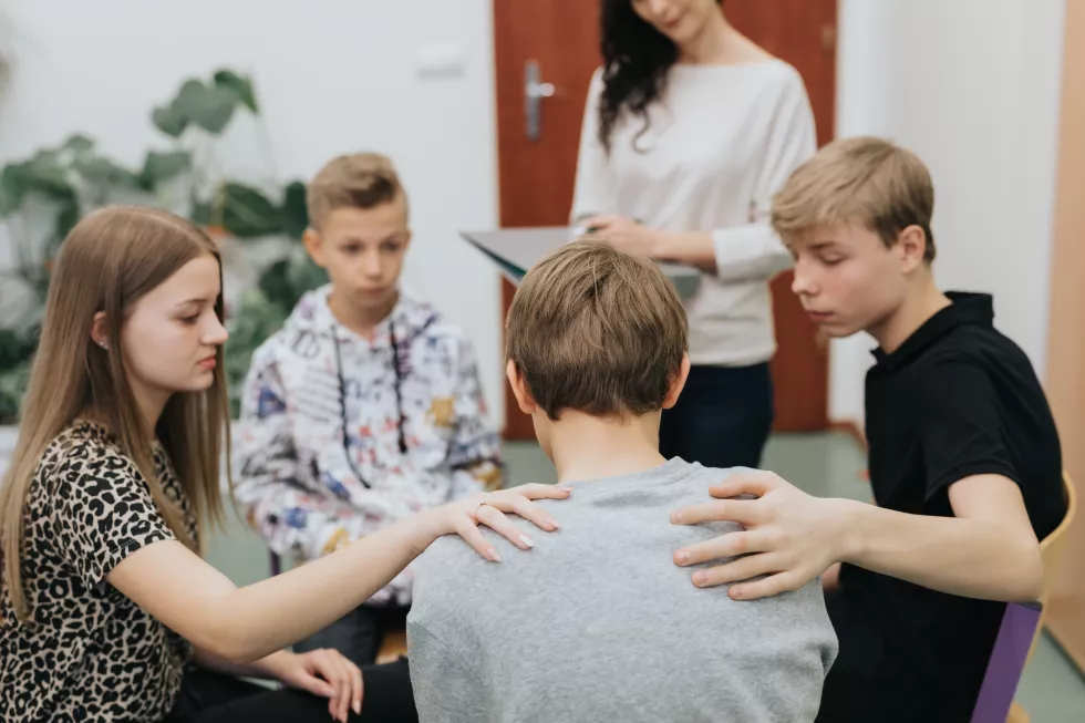 group-teenagers-sitting-circle-comforts-colleague-class-with-psychologist