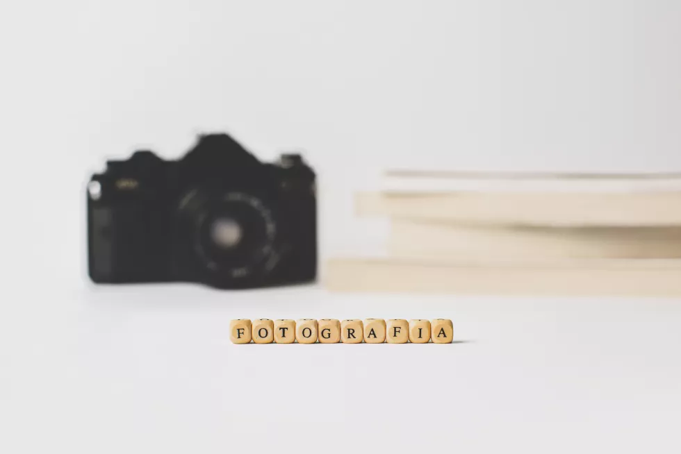 fotografia-word-wooden-letters-with-books-photo-camera-isolated-white
