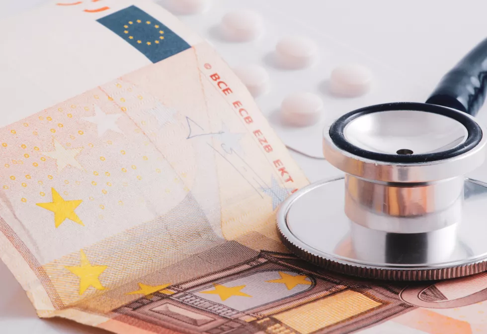 close-up-stethoscope-paper-currencies-protection-medical-insurance