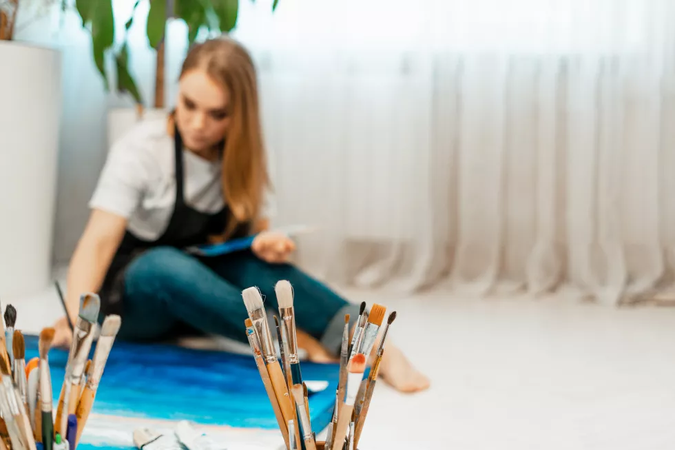 woman-painting-easel