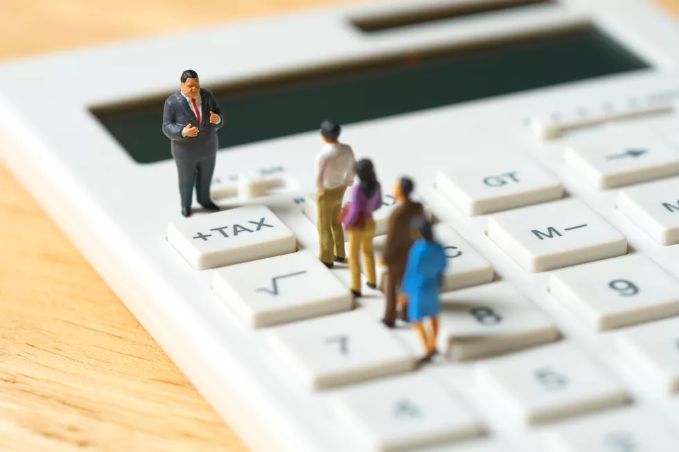 miniature-people-pay-queue-annual-income-tax