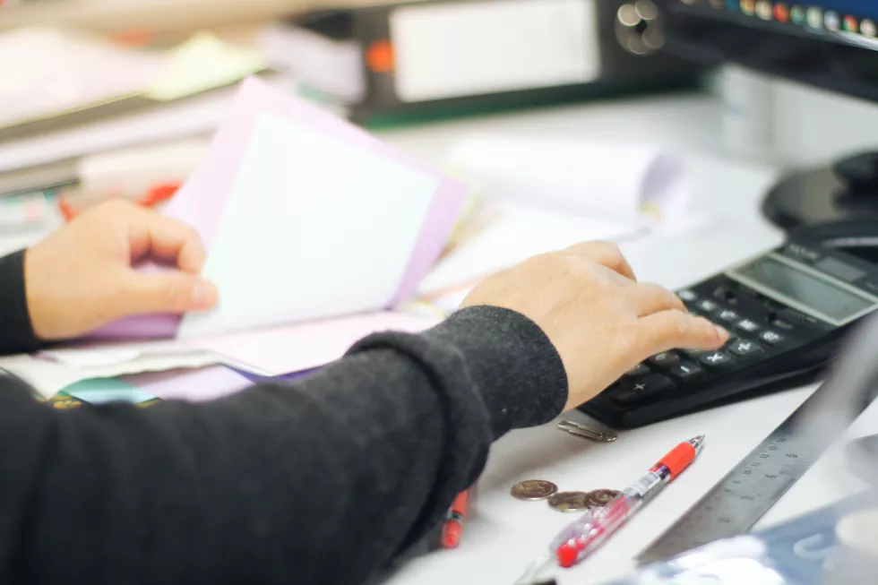 cropped-hands-man-calculating-table