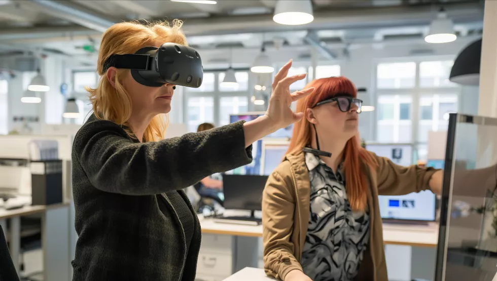 two-women-using-virtual-headsets