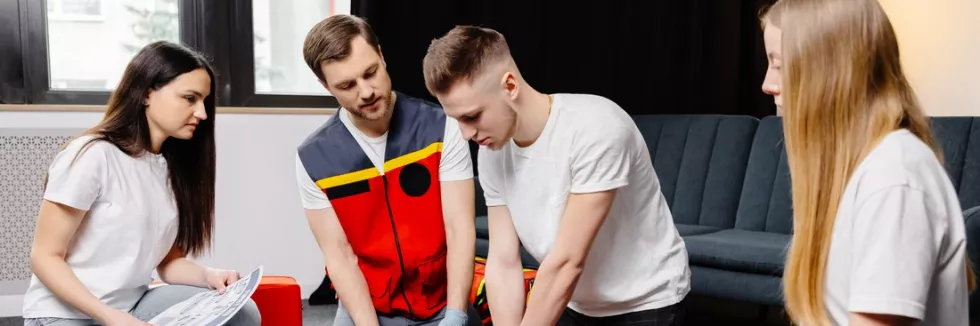 Edukacja-dla-bezpieczenstwa-test-instruktor-pierwszej-pomocy-szkoli-grupe-doroslych