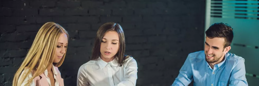 Psychologia-reklamy-i-komunikacji-test-zespol-kreatywny-omawia-storyboard-reklamy