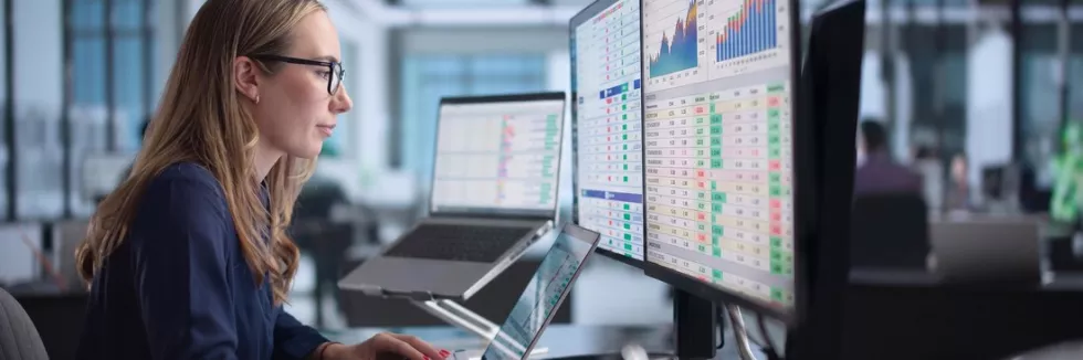 Analityk-finansowy-test-analityczka-finansowa-przy-kilku-monitorach